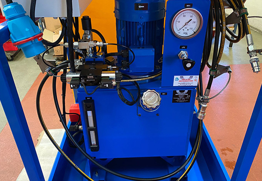 Création d’une centrale hydraulique pilotée par une télécommande filaire