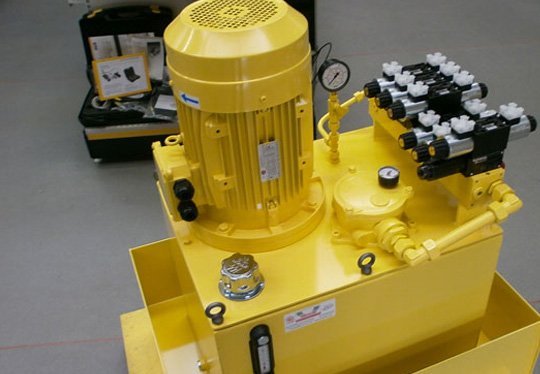 Groupe hydraulique redresseur de ligne