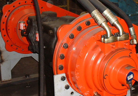 Remplacement et installation de moteur hydraulique HAGGLUNDS